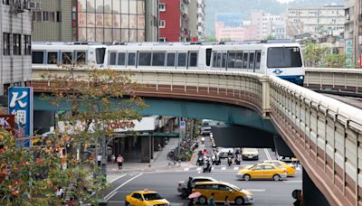 快訊／文湖線傳「軌道竄煙霧」！列車斷電卡半途 乘客被趕下車