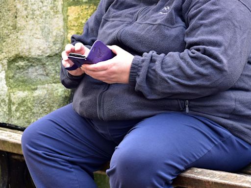 Offering cash over text could help obese people lose weight, study suggests