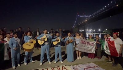 Mexicanos cantan desde Nueva York el "happy birthday" a Sheinbaum