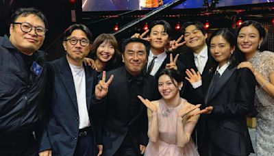 'Congrats to our Bong Seok and Hee Su': Han Hyo Joo poses with Moving family after 3rd Blue Dragon Series Awards Daesang win