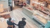 VIDEO Ladrón atraca a cliente en un restaurante Bagatelle en el norte de Bogotá
