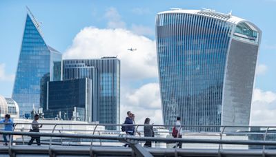 FTSE 100 closes lower and Wall Street struggles as investors watch for cues