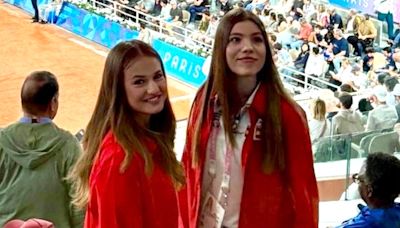La princesa Leonor y la infanta Sofía animan a Rafa Nadal y Carlos Alcaraz en su debut olímpico: Sus imágenes pasándolo en grande