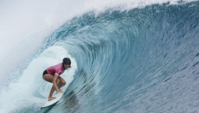Solo Nadia Erostarbe sobrevive a la 'ola asesina' en la inolvidable aventura del surf olímpico