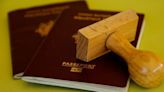 Emigrar: los 4 documentos que no te pueden faltar para obtener la ciudadanía y poder trabajar en Europa