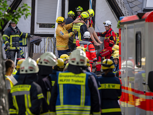 2 dead, 2 trapped in wreckage after partial collapse of hotel on Germany's Mosel River