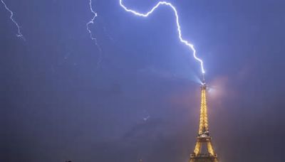 Rayo cae en la Torre Eiffel durante una tormenta y así es como se vio