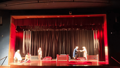 A history student and Bahadur Shah Zafar meet in a play. Aurangzeb is Shakespearean King Lear