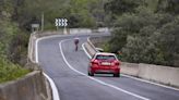 Dos ciclistas son atendidos por una ambulancia tras sufrir una caída en Bixquert