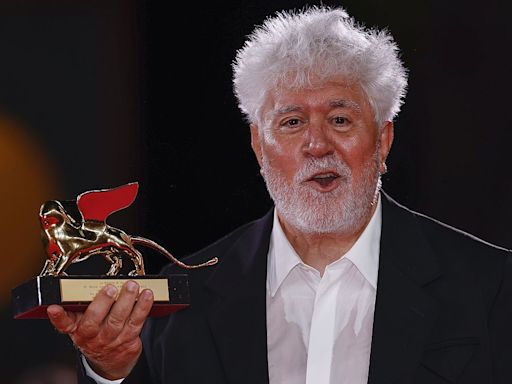 Almodóvar se lleva el León de Oro en Venecia con su película en inglés