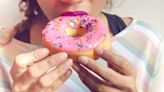 4 razones por las que sentimos la necesidad de comer azúcar o carbohidratos (y cómo podemos controlarla)