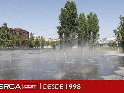 El Ayuntamiento activa la 'playa' de Madrid Río y las pérgolas refrescantes de La Gavia y plaza de España