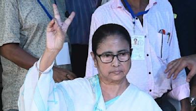 'Joy Bangla' chants fill the air, voters greet Mamata on her way to polling station in Kolkata South
