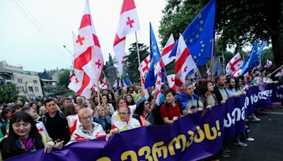 格魯吉亞5萬人上街反對外國代理人法案 參與者稱盼確保言論自由 - RTHK
