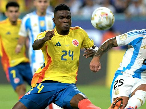 Jhon Córdoba se destapó sobre jugada controversial en final de Copa América; ¿era penalti?