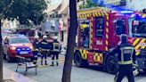 Los bomberos actúan en el incendio de un ático de la avenida de la Viñuela en Córdoba