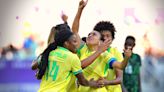 Marta demarca território ao liderar a seleção em grande estreia olímpica