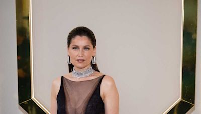 Fashion Week de Milan : Laetitia Casta fait sensation dans une robe entièrement transparente