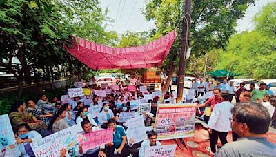 Pathankot college MBBS pupils protest outside DMRE office