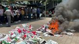 Maestros de la Sección 22 del SNTE queman propaganda política en Oaxaca
