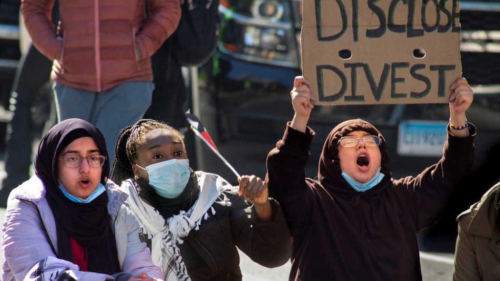 Columbia University: Pro-Palestinian protesters refuse to disband