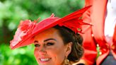 Kate Middleton deslumbra en Ascot con vestido rojo, tocado y pendientes parisinos