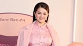 Selena Gomez celebra su triunfo 'beauty' con un vestido camisero de seda italiana y estampado barroco