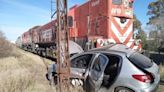 "Se salvó de milagro": otro choque en un paso a nivel entre un auto y una locomotora