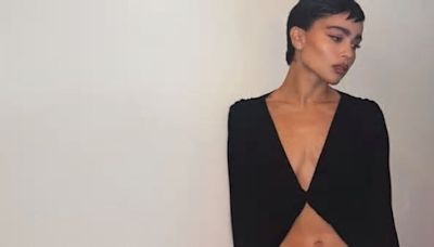 Come abbinare lo slip dress secondo Zoë Kravitz