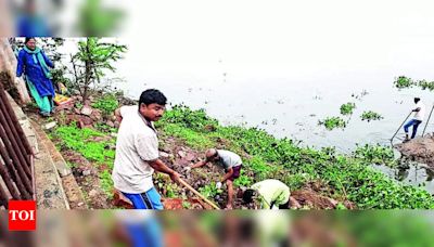 District judge, volunteers join hands to clean Kelgeri lake | Hubballi News - Times of India