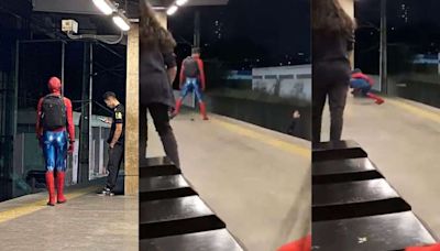 Agredido, 'Homem-Aranha' empurra usuário do metrô nos trilhos; assista