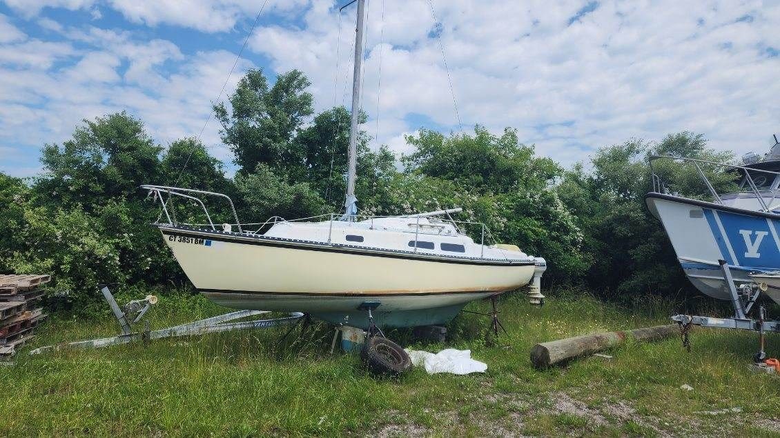 Abandoned sailboat draws no bidders at Suffolk police auction