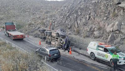 Conductor muere tras despistar su tráiler cargado de mineral en la carretera Arequipa - Puno