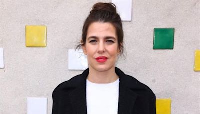 Carlota Casiraghi luce radiante en el ‘front row’ del desfile de Chanel Cruise