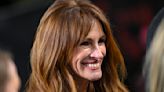 Julia Roberts presume de piernas a sus 56 años con 'microshorts' y unos originales zapatos de Cenicienta