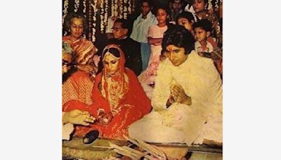 Amitabh-Jaya Bachchan's Wedding Card From 1973 Goes Viral After Aamir Khan 'Leaks' It On 'KBC'