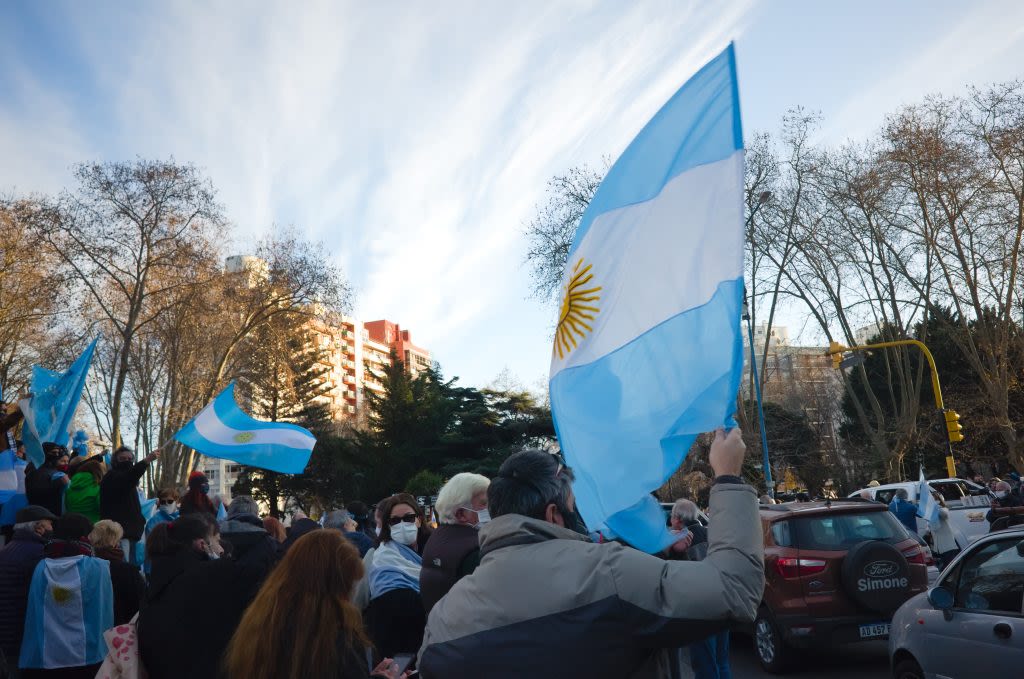 USD/ARS: Here’s why the Argentine peso has crashed under Milei | Invezz