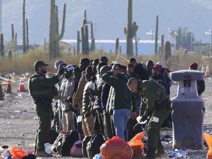 Arizona considera iniciativa legislativa que afectaría a migrantes indocumentados