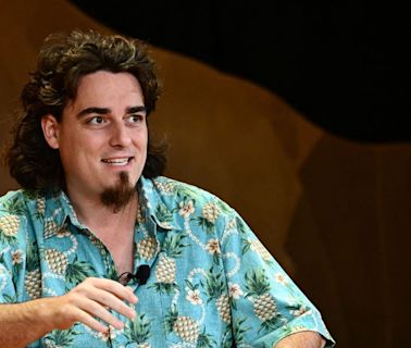 Billionaire Palmer Luckey's icy relationship with Mark Zuckerberg is thawing 8 years after his Facebook firing