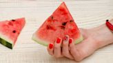 3 diseños de manicura watermelon, la tendencia de uñas más colorida del verano