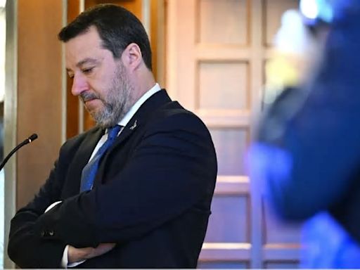 Le accuse di Toninelli contro Salvini: “cerca consenso per poltrone, denaro e potere”
