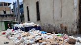 "No respetan nada": Un basurero en la puerta de una Parroquia en La Habana