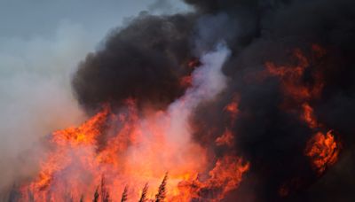 Wildfires Encircle Canada’s Oil-Sands City Amid Hot Weather