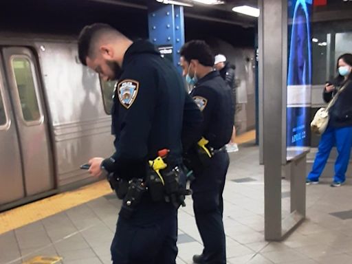 Anciana empujada a los rieles y otra apuñalada: violencia sin freno en el Metro de Nueva York - El Diario NY