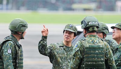 賴總統軍裝視導漢光 赴佳山基地看戰機潛力裝掛