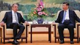 El presidente de China Xi Jinping se reúne con el canciller de Rusia en un encuentro para fortalecer los lazos de ambos países