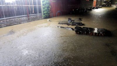 暴雨倒灌！汐止淹水路邊機車全遭殃 2陸閘、吉林街水門急關閉