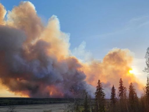 Incendios forestales difíciles de manejar arrasan Canadá y amenazan a una comunidad marcada por una catástrofe pasada