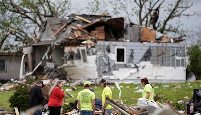 Varios muertos por un tornado que dejó un rastro de casas destruidas, autos aplastados y árboles rotos en Iowa