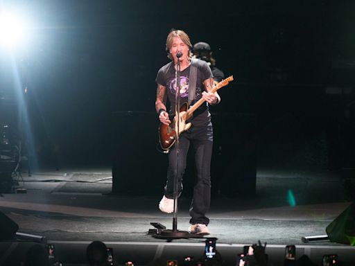 Keith Urban plays hits, new single for a modest crowd at Milwaukee's Summerfest